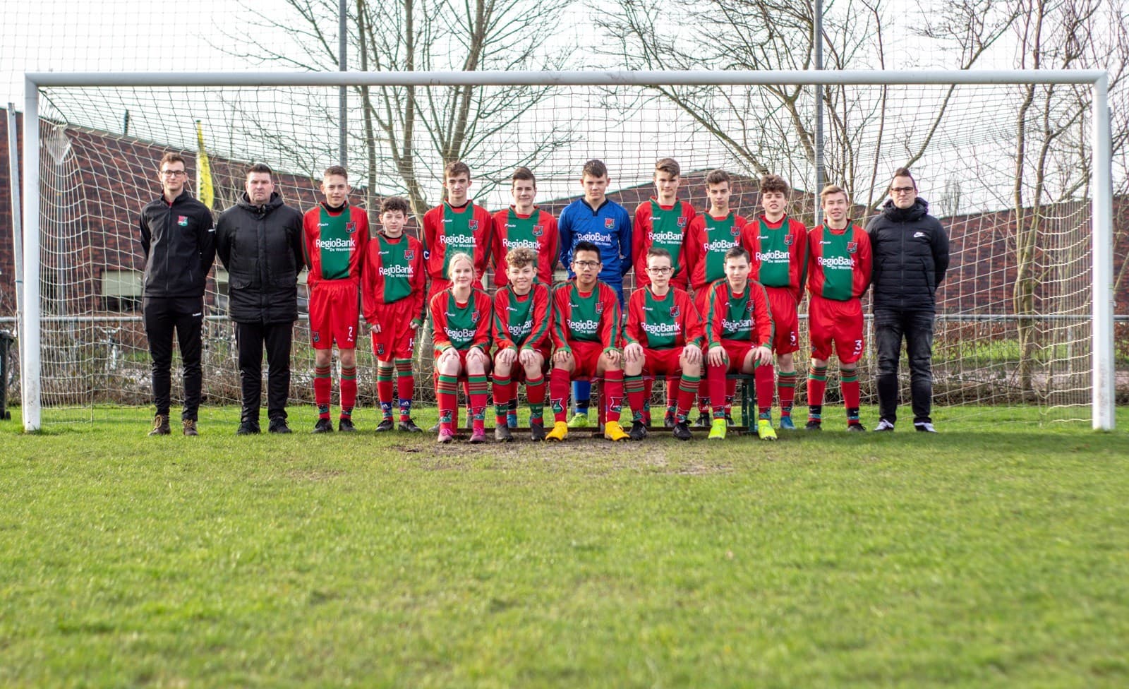 Nieuwe tenues voor V.V.Zwaagwesteinde JO16-1